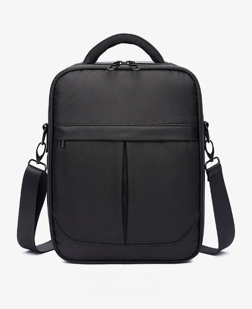 Découvrez la sacoche messenger homme Avyena en tissu Oxford. Un sac à bandoulière noir, spacieux et pratique pour vos déplacements quotidiens.