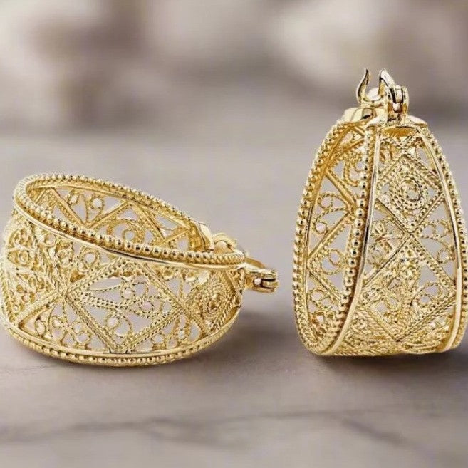 Boucles d'Oreilles Femme au design ouvert et à la finition dorée